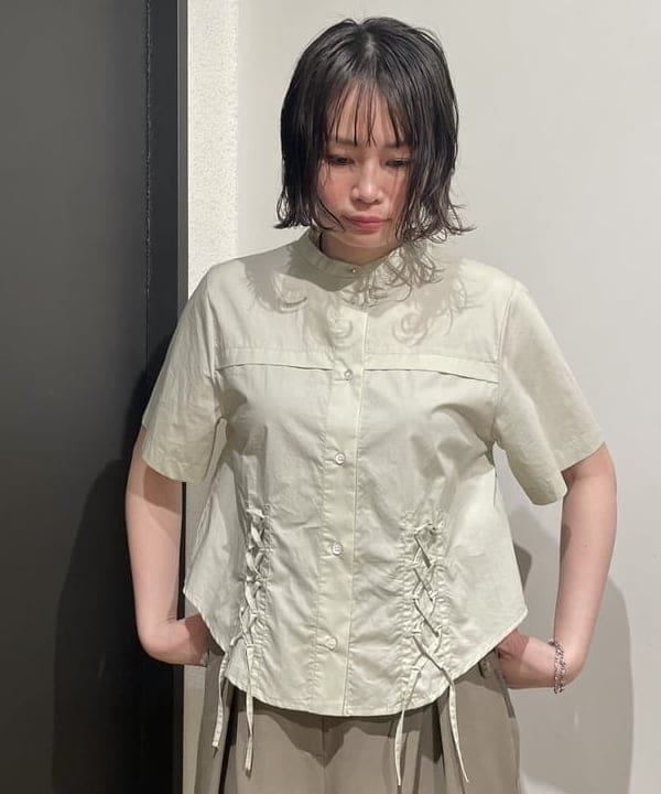 鈴木 亜美さんの「BEAMS WOMEN｜RBS / レースアップ バンドカラーシャツ」を使ったコーディネート