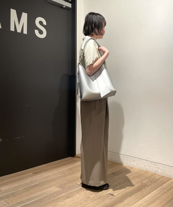 鈴木 亜美さんの「BEAMS WOMEN｜RBS / レースアップ バンドカラーシャツ」を使ったコーディネート