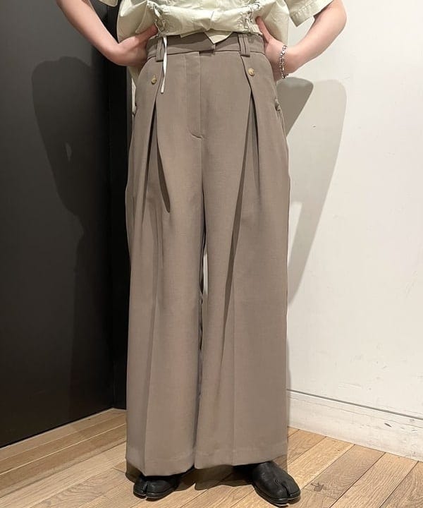 鈴木 亜美さんの「BEAMS WOMEN｜RBS / レースアップ バンドカラーシャツ」を使ったコーディネート