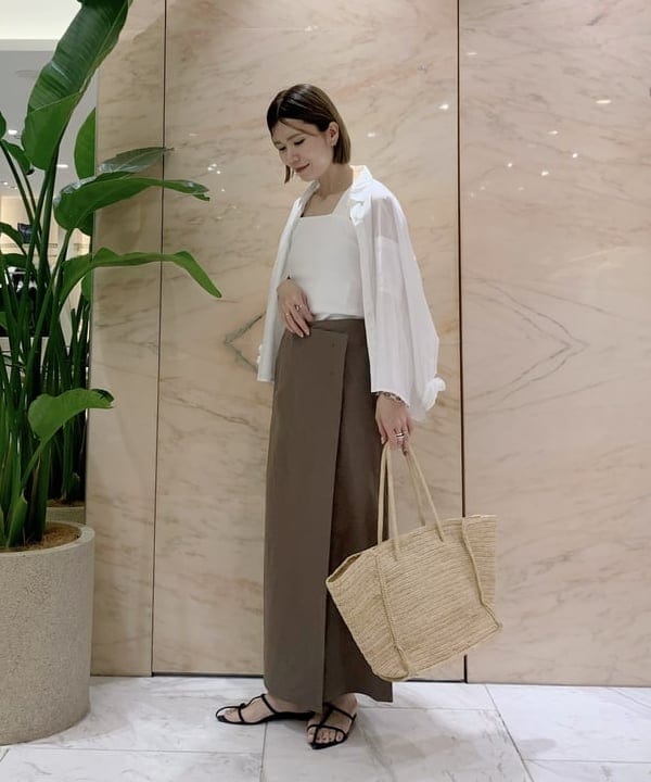 AONO SHIKAMAさんの「BEAMS WOMEN｜【別注】スタイリスト佐藤佳菜子 × SLOANE / ミラノ リブ タンクトップ」を使ったコーディネート