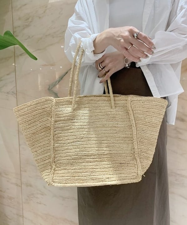 AONO SHIKAMAさんの「BEAMS WOMEN｜【別注】スタイリスト佐藤佳菜子 × SLOANE / ミラノ リブ タンクトップ」を使ったコーディネート