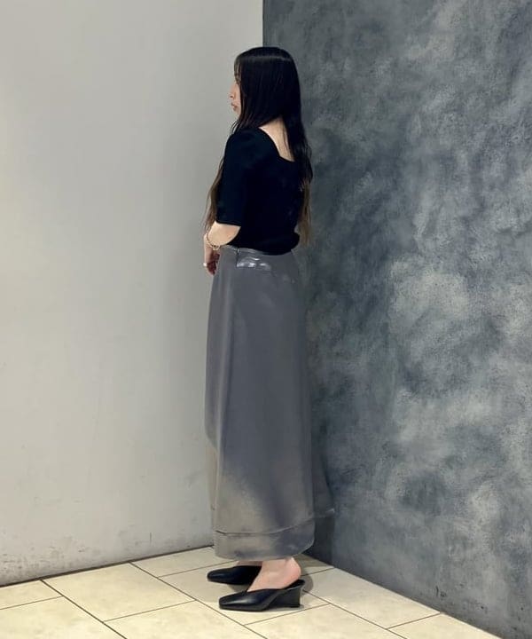 丸山 真菜美さんの「BEAMS WOMEN｜【別注】スタイリスト佐藤佳菜子 × SLOANE / スクエアネック リブTシャツ」を使ったコーディネート