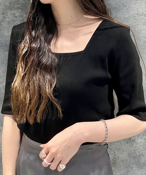 丸山 真菜美さんの「BEAMS WOMEN｜【別注】スタイリスト佐藤佳菜子 × SLOANE / スクエアネック リブTシャツ」を使ったコーディネート