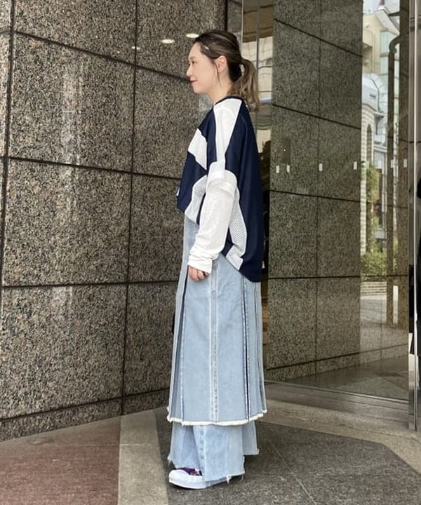 YABUさんの「BEAMS WOMEN｜デニム タック ミディアム スカート」を使ったコーディネート