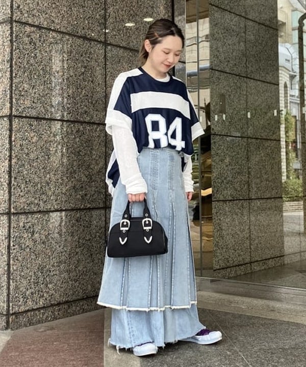 YABUさんの「BEAMS WOMEN｜デニム タック ミディアム スカート」を使ったコーディネート