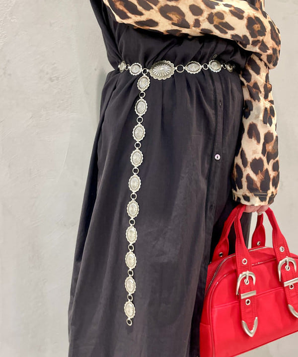 カタヤマ アヤさんの「BEAMS WOMEN｜ARROW NOVELTY / コンチョ ベルト 22FW」を使ったコーディネート