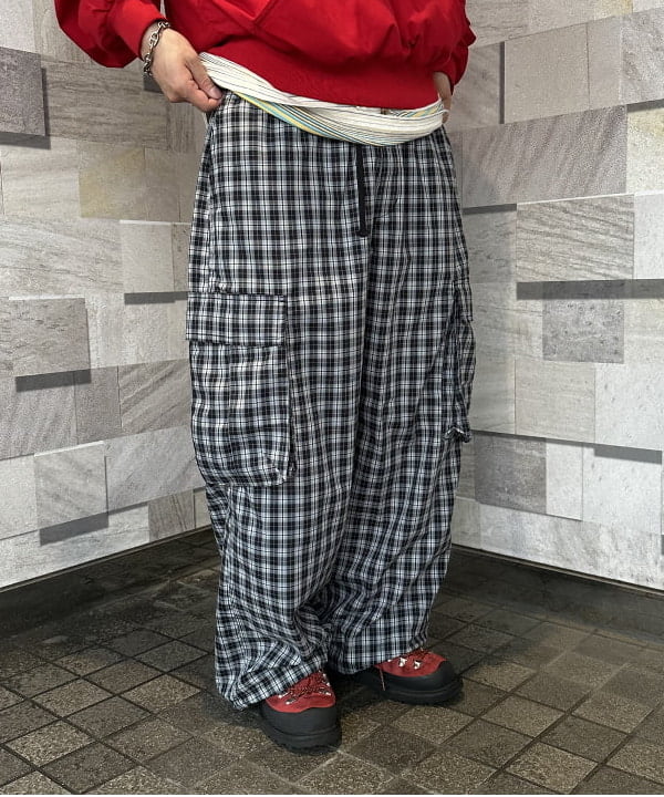 佐々木 祐太さんの「チェック カーゴ イージーパンツ」を使ったコーディネート
