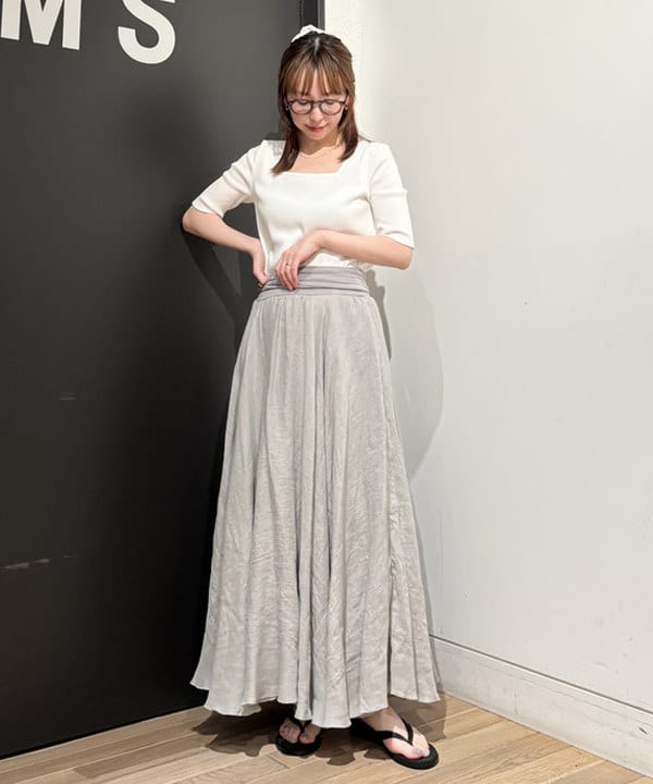 makita mikaさんの「BEAMS WOMEN｜【別注】スタイリスト佐藤佳菜子 × SLOANE / スクエアネック リブTシャツ」を使ったコーディネート