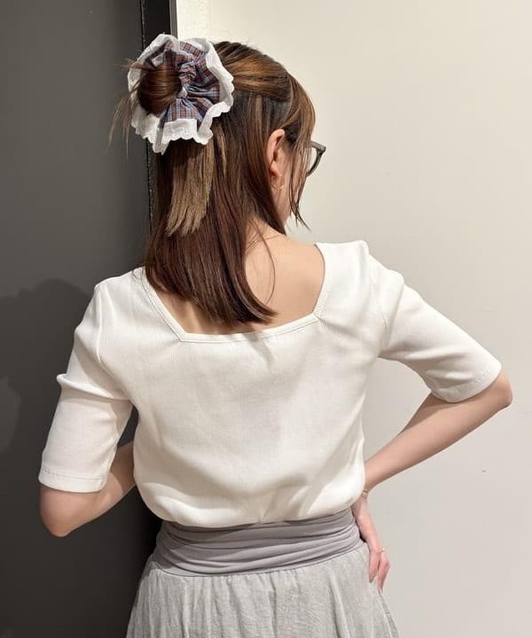 makita mikaさんの「BEAMS WOMEN｜【別注】スタイリスト佐藤佳菜子 × SLOANE / スクエアネック リブTシャツ」を使ったコーディネート