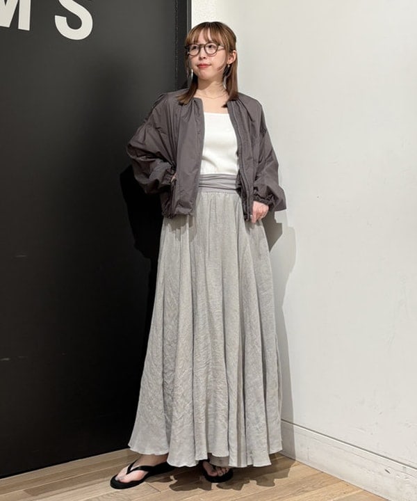 makita mikaさんの「BEAMS WOMEN｜【別注】スタイリスト佐藤佳菜子 × SLOANE / スクエアネック リブTシャツ」を使ったコーディネート