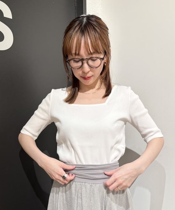 makita mikaさんの「BEAMS WOMEN｜【別注】スタイリスト佐藤佳菜子 × SLOANE / スクエアネック リブTシャツ」を使ったコーディネート