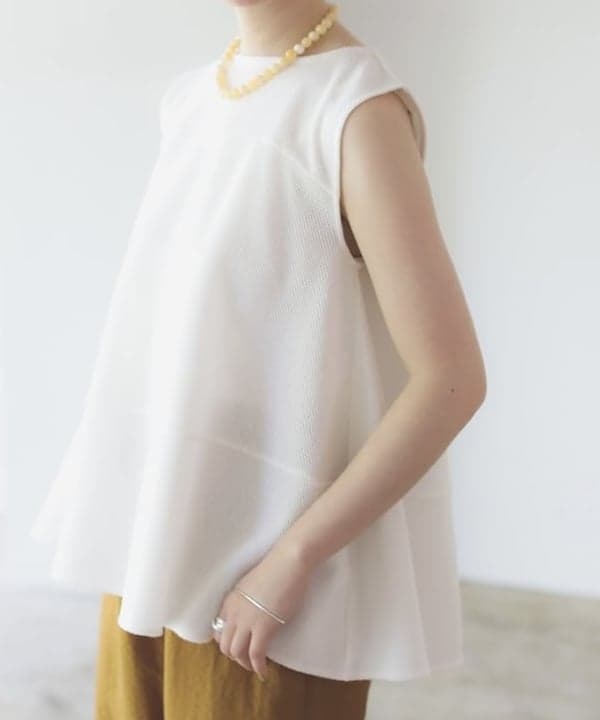 大浦 栞さんの「BEAMS WOMEN｜ラッセルメッシュ ノースリーブ プルオーバー」を使ったコーディネート