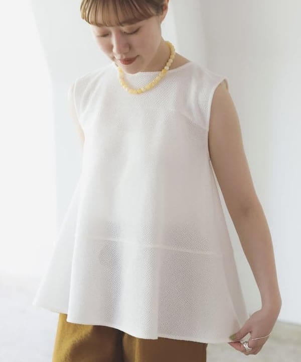 大浦 栞さんの「BEAMS WOMEN｜ラッセルメッシュ ノースリーブ プルオーバー」を使ったコーディネート
