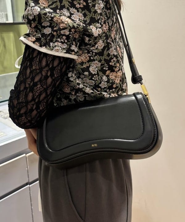 山本 里南さんの「BEAMS WOMEN｜ストレッチレース クルーネック Tシャツ」を使ったコーディネート