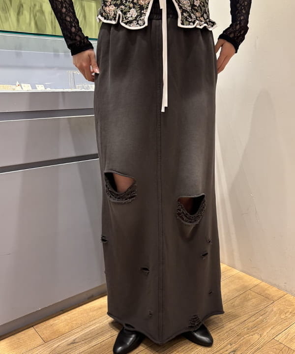 山本 里南さんの「BEAMS WOMEN｜ストレッチレース クルーネック Tシャツ」を使ったコーディネート