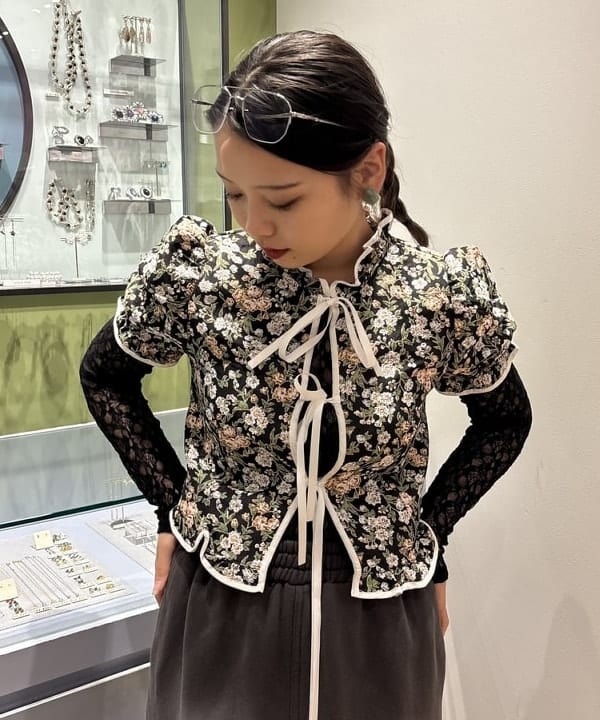 山本 里南さんの「BEAMS WOMEN｜ストレッチレース クルーネック Tシャツ」を使ったコーディネート