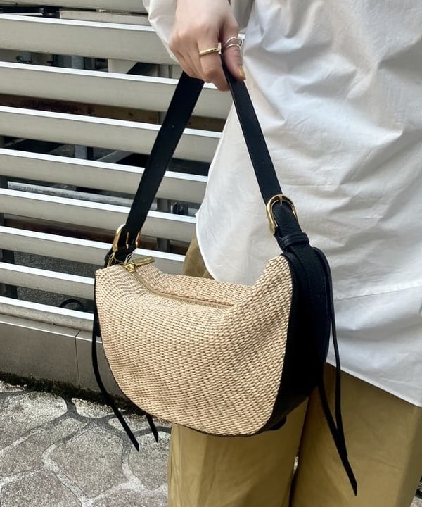 岡 妃呂美さんの「BEAMS WOMEN｜ギャザー ショルダー ブラウス」を使ったコーディネート