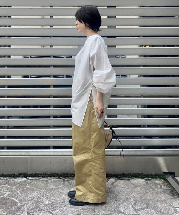 岡 妃呂美さんの「BEAMS WOMEN｜ギャザー ショルダー ブラウス」を使ったコーディネート