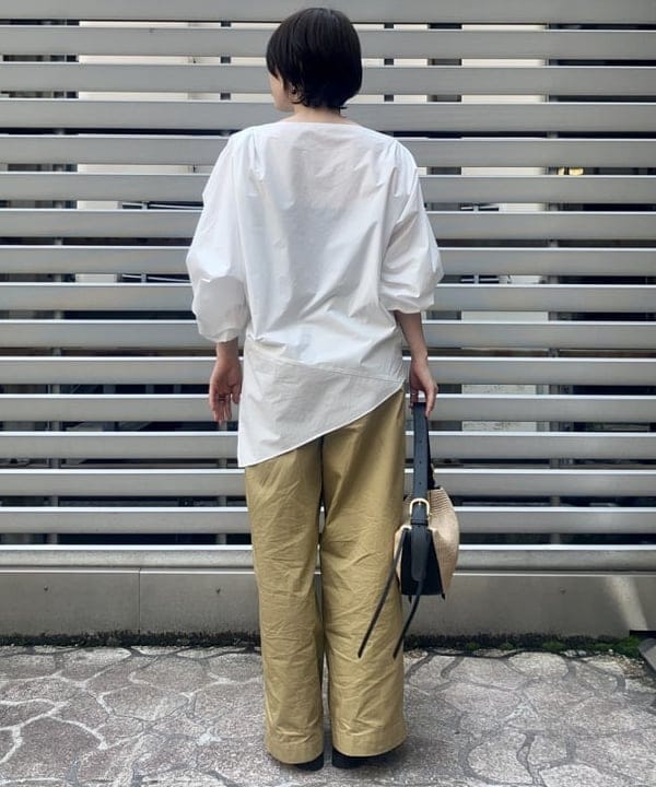 岡 妃呂美さんの「BEAMS WOMEN｜ギャザー ショルダー ブラウス」を使ったコーディネート