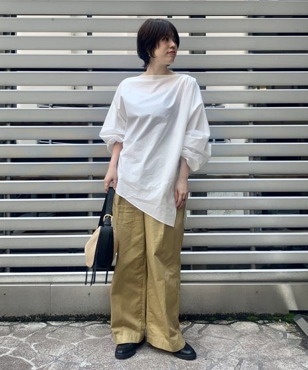 岡 妃呂美さんの「BEAMS WOMEN｜ギャザー ショルダー ブラウス」を使ったコーディネート