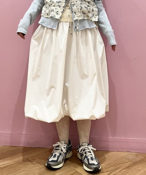 晶さんの「BEAMS WOMEN｜グロッシー バルーン スカート」を使ったコーディネート