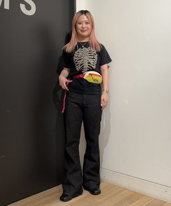 安藤 菜央さんの「BEAMS WOMEN｜【別注】BOW WOW / BONE T-shirt」を使ったコーディネート