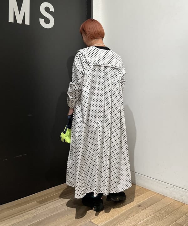吉田 奈央さんの「BEAMS WOMEN｜ドット セーラー カラー ワンピース」を使ったコーディネート