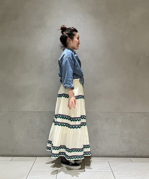モモさんの「BEAMS WOMEN｜【別注】trepied / テープ ティアード スカート」を使ったコーディネート