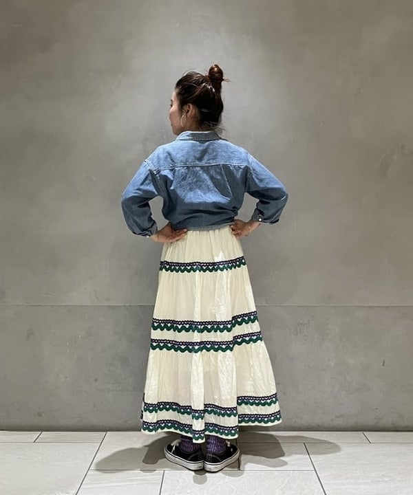 モモさんの「BEAMS WOMEN｜【別注】trepied / テープ ティアード スカート」を使ったコーディネート