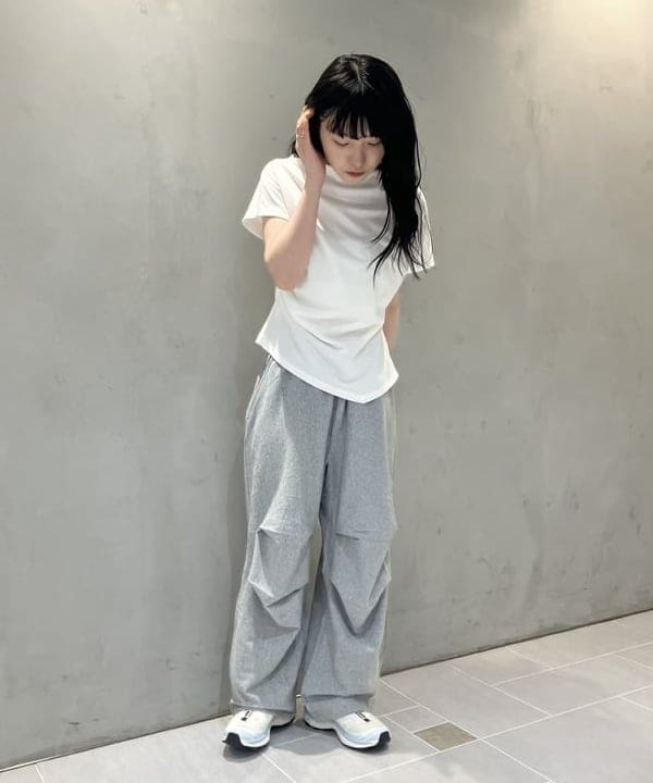 須賀さんの「BEAMS WOMEN｜アシンメトリーヘム ハーフスリーブ プルオーバー」を使ったコーディネート