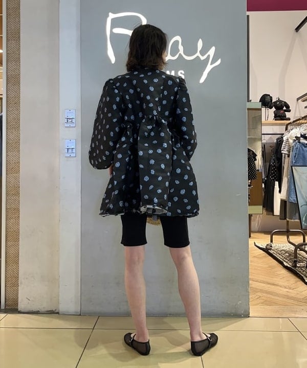 神坂 莉子さんの「BEAMS WOMEN｜フリル ビジュー カゴ バッグ」を使ったコーディネート