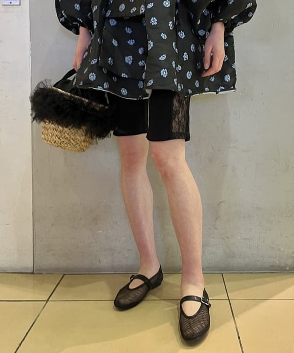 神坂 莉子さんの「BEAMS WOMEN｜フリル ビジュー カゴ バッグ」を使ったコーディネート