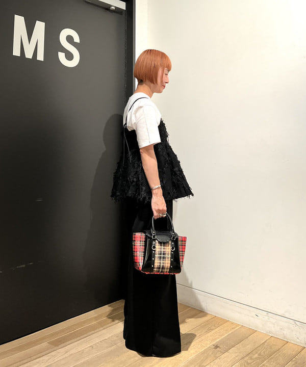 吉田 奈央さんの「BEAMS WOMEN｜Encre. / FAR OUEST Tシャツ」を使ったコーディネート
