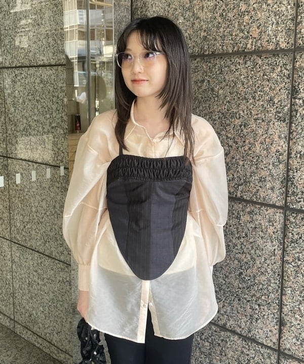 加歩さんの「BEAMS WOMEN｜シアー ボリューム スリーブ シャツ」を使ったコーディネート