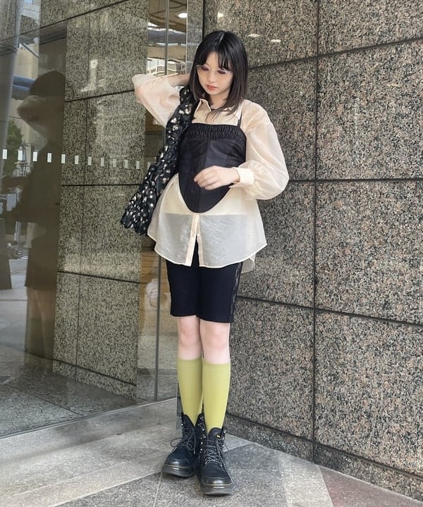 加歩さんの「BEAMS WOMEN｜シアー ボリューム スリーブ シャツ」を使ったコーディネート