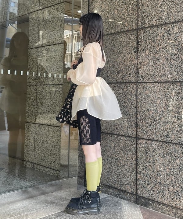 加歩さんの「BEAMS WOMEN｜シアー ボリューム スリーブ シャツ」を使ったコーディネート