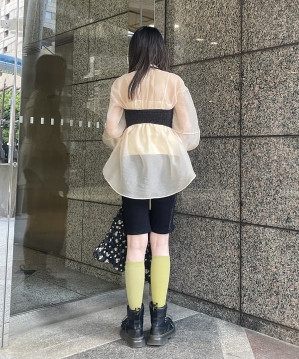 加歩さんの「BEAMS WOMEN｜シアー ボリューム スリーブ シャツ」を使ったコーディネート