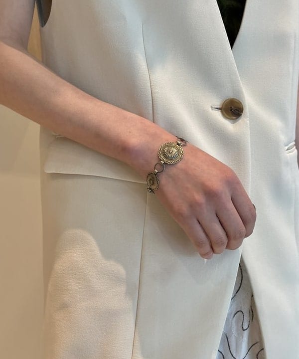 神坂 莉子さんの「BEAMS WOMEN｜ARROW NOVELTY / 別注 コンチョ コンビ ブレスレット」を使ったコーディネート