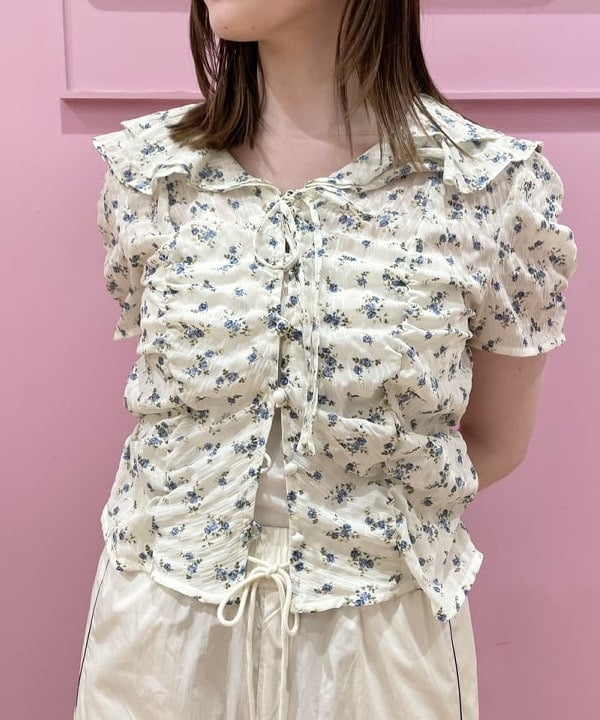 田中 里実さんの「BEAMS WOMEN｜フラワー プリント シャーリング ブラウス」を使ったコーディネート
