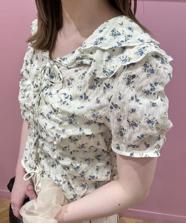 田中 里実さんの「BEAMS WOMEN｜フラワー プリント シャーリング ブラウス」を使ったコーディネート