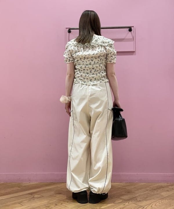 田中 里実さんの「BEAMS WOMEN｜フラワー プリント シャーリング ブラウス」を使ったコーディネート