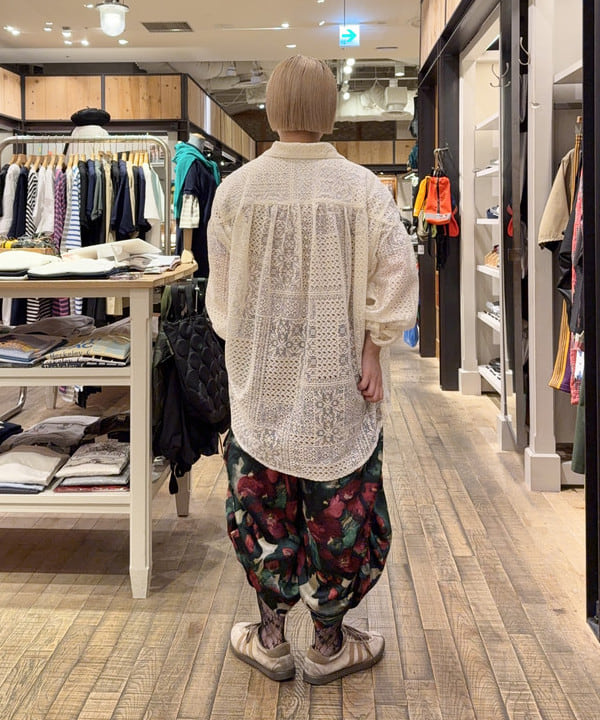 yokoyama shionさんの「BEAMS WOMEN｜【WEB限定】I Hate Monday / flower lace ストッキング black」を使ったコーディネート
