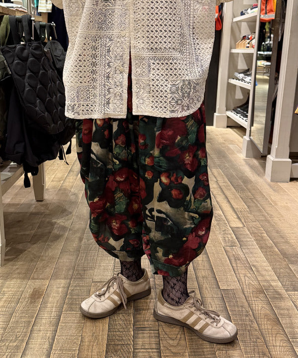 yokoyama shionさんの「BEAMS WOMEN｜【WEB限定】I Hate Monday / flower lace ストッキング black」を使ったコーディネート