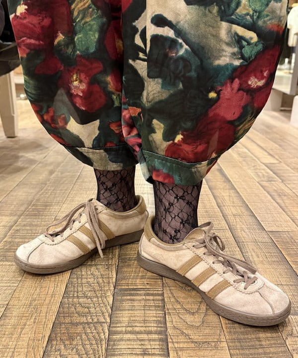 yokoyama shionさんの「BEAMS WOMEN｜【WEB限定】I Hate Monday / flower lace ストッキング black」を使ったコーディネート