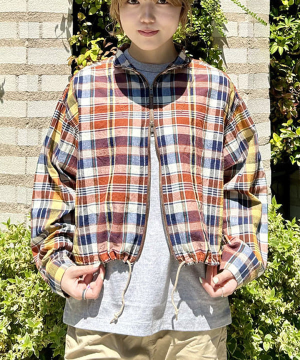 小原 もこさんの「BEAMS WOMEN｜BRIEFING &times; BEAMS BOY / 別注 ヘルメット バッグ」を使ったコーディネート