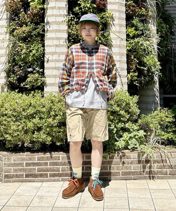 小原 もこさんの「BEAMS WOMEN｜BRIEFING &times; BEAMS BOY / 別注 ヘルメット バッグ」を使ったコーディネート