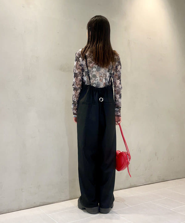 カタヤマ アヤさんの「BEAMS WOMEN｜テーラードカラー ホルターネック サロペット」を使ったコーディネート