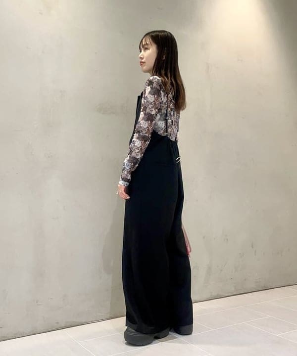 カタヤマ アヤさんの「BEAMS WOMEN｜テーラードカラー ホルターネック サロペット」を使ったコーディネート