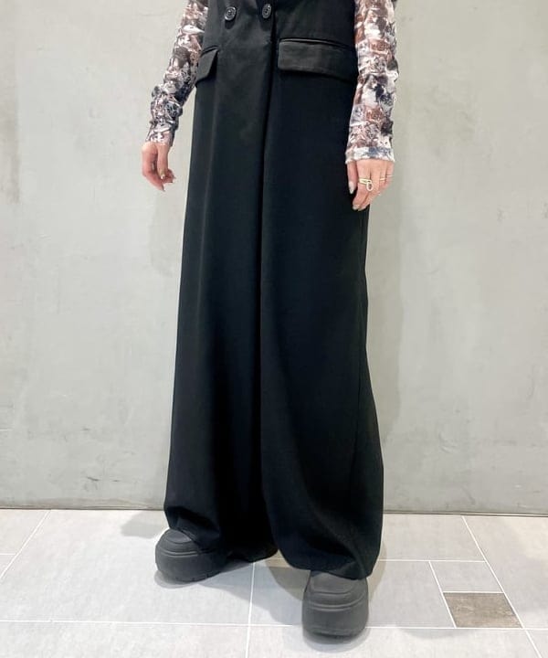 カタヤマ アヤさんの「BEAMS WOMEN｜テーラードカラー ホルターネック サロペット」を使ったコーディネート