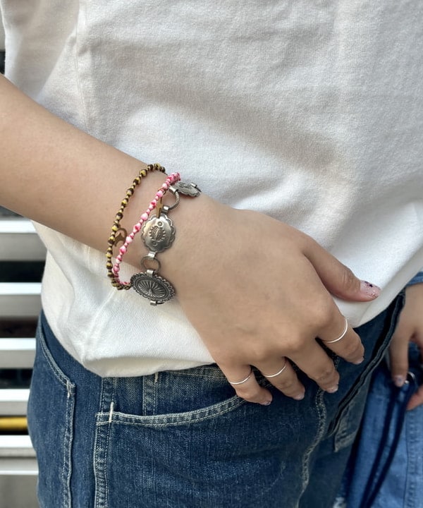 チナツさんの「BEAMS WOMEN｜ARROW NOVELTY / 別注 コンチョ コンビ ブレスレット」を使ったコーディネート